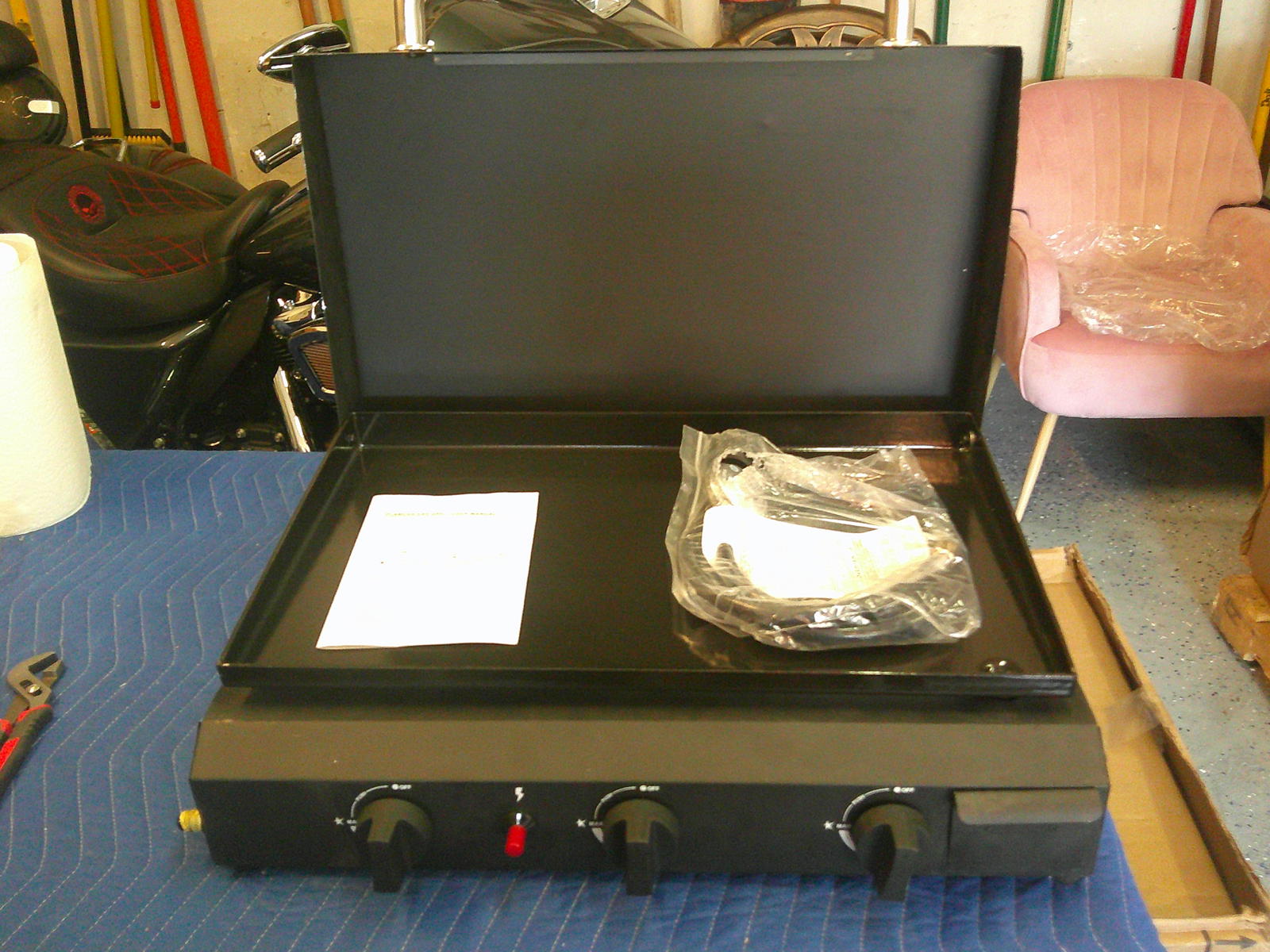 Portable Outdoor LP Gas Griddle Grill with Lid and 3 Control Knobs