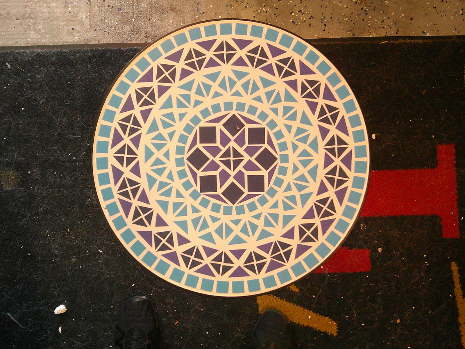 Mosaic 14" Round Side Table-Rustproof Curved Base, 21" High-Diamond-Colored Sea