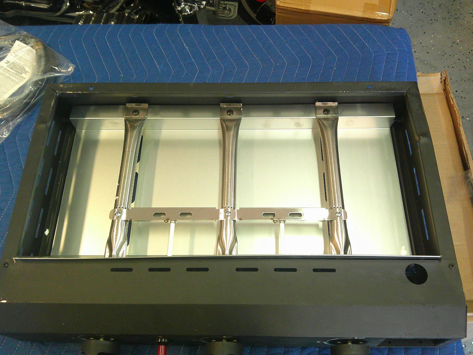 Portable Outdoor LP Gas Griddle Grill with Lid and 3 Control Knobs